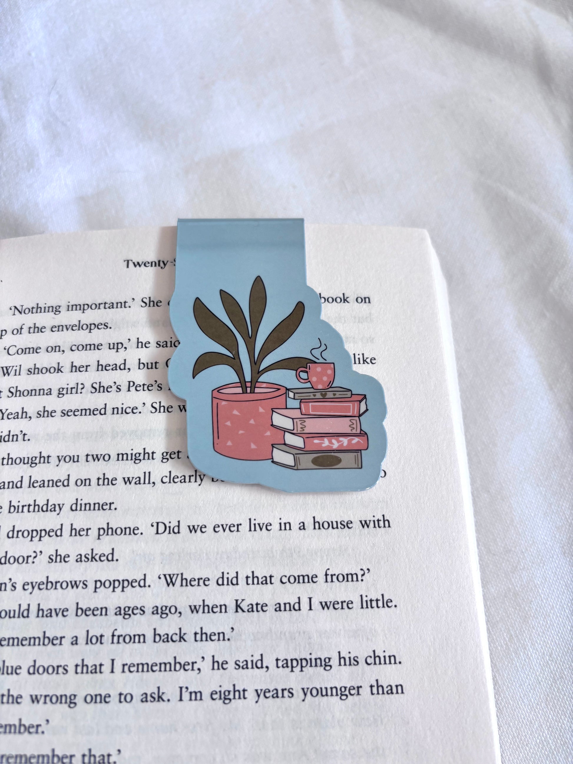 Magnetic bookmarks